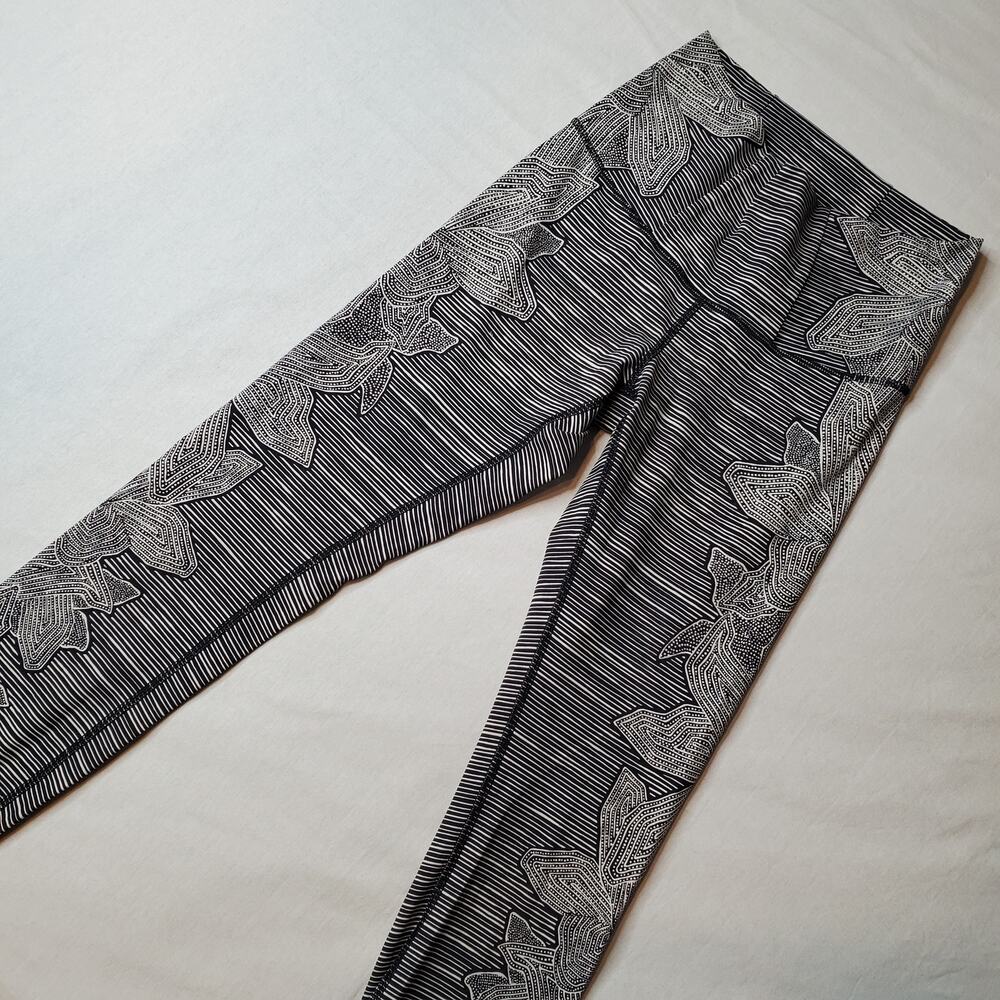 Lululemon Women's Size 6 Wunder Under Pant Hi-Rise Dottie Tribe White Black
